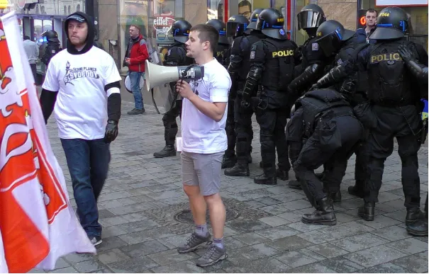 Jakub Svoboda (s megafonem) jako organizátor demonstrace Národní a sociální fronty 1.5.2019, během které neonacisté pochodovali centrem Brna se zapálenými pochodněmi. 