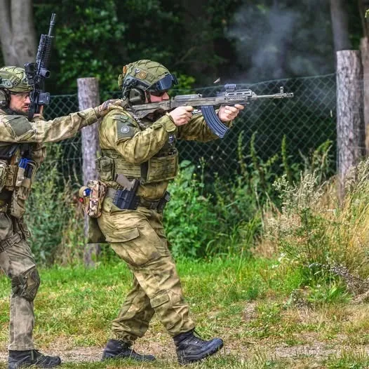 Členové Jednotky Brigáda při tréningu, vpředu střílí Martin Loužecký z „ostré“ zbraně