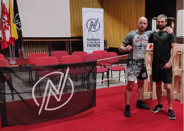 Ondy Loužecký (vlevo) se vloni ukázal hned na dvou turnajích v bojových sportech organizovaných Nacionalisty, v současnosti asi nejaktivnější politickou organizací českých neonacistů. Fotka, kde stojí s jedním aktivistů Nacionalistů, pochází z turnaje v Brně.