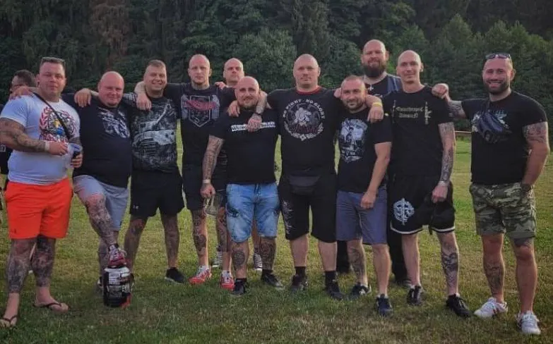 Aktuální fotka Jakuba Tichého (druhý zprava) se skupinou kamarádů. Na sobě má triko polovojenské organizace Misanthropic Division spojené s ruskými neonacisty. Vlevo stojí Martin Tuček.