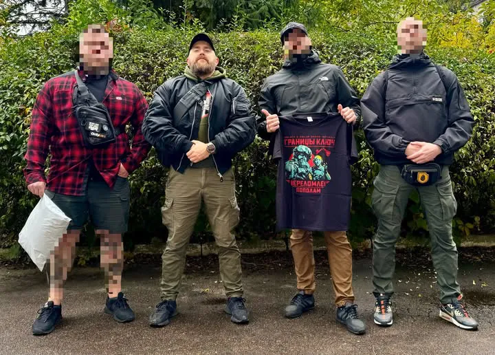 Další „trofejní fotka“ Filantrop Group. Tentokrát s Aleksejem Levkinem (Wotanjugend, M8l8th, MilitantZone, Asgardsrei). Zleva: Tuček, Levkin, Vagner, Tichý.