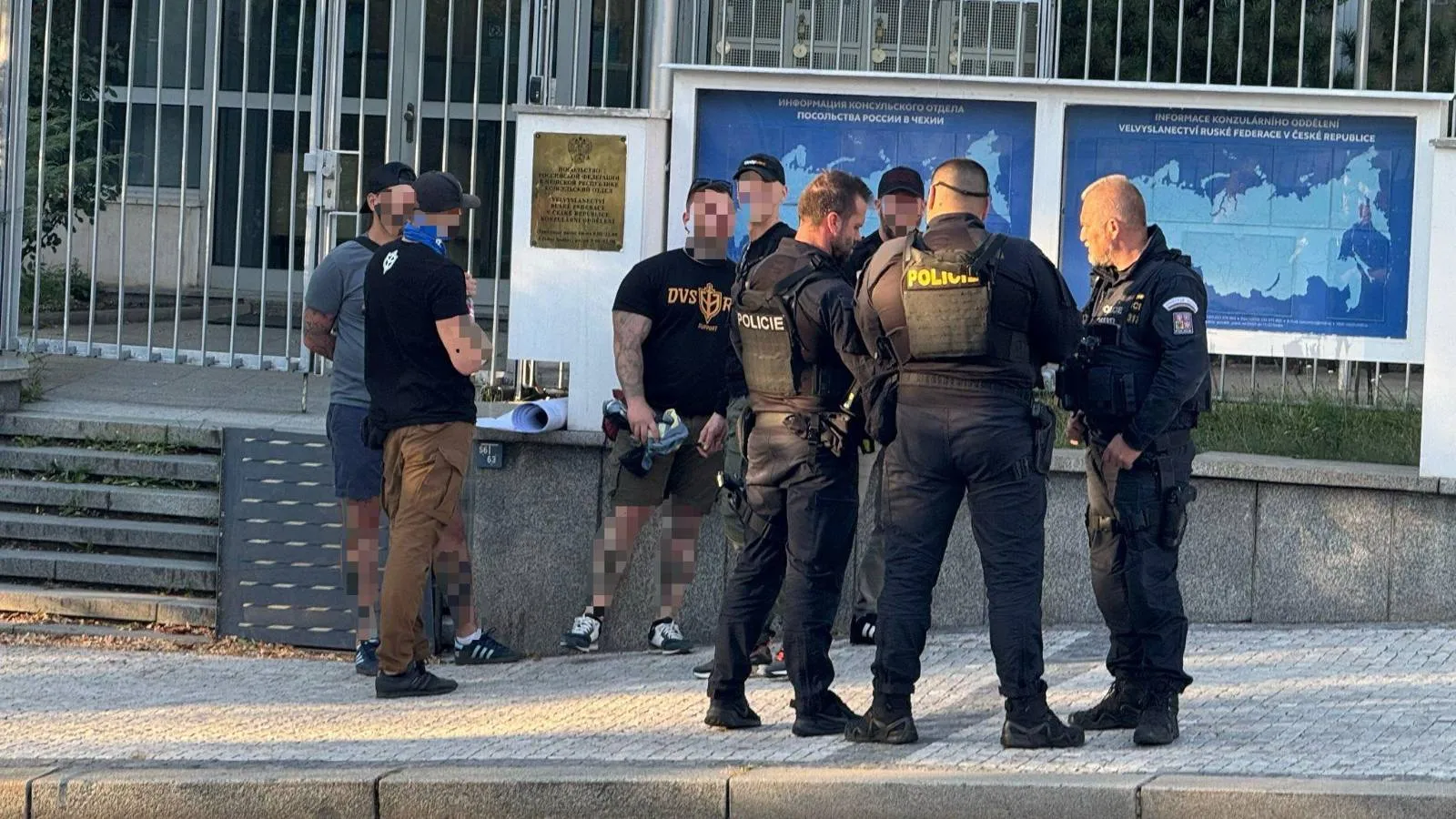 I když si Martin Tuček rozmaže tetování, je bezpečně rozpoznatelný, například na mikrodemonstraci Filantrop Group před ruskou ambasádou.